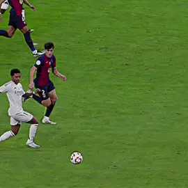 bluetooth foul 😂🤡 #realmadridfc #Realmadrid #paucubarsi  #footballtiktok  #footballvideo #barcelona #rodrygo #varcelona #fyp #parati #foryoupage❤️❤️ #var 