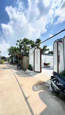 Nhà mặt tiền đường GTNT 4m ấp Lộc Tiền, Mĩ Lộc, Cần giuộc Long anDiện tích : 5.5 x 24 ( shr )Nhà thiết kế hiện đại, 3PN. Giá: 1 Tỷ 980 triệu ( thương lượng )Lh 0901659772 xem nhà