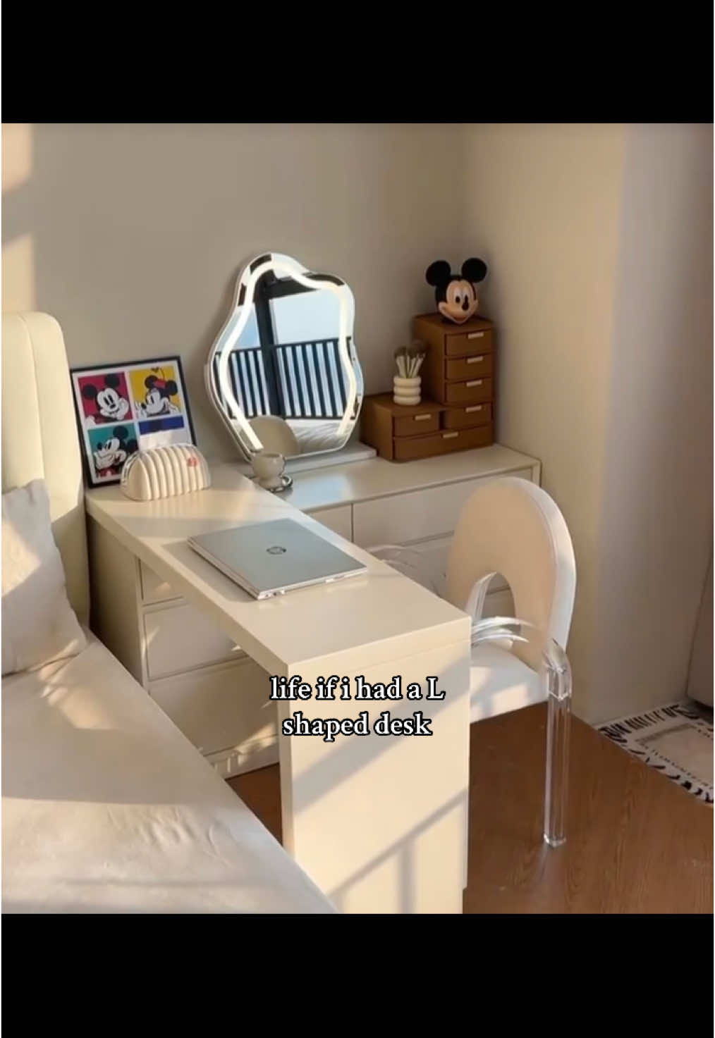 bro i want a L shaped desk so bad 😭😭 like one side could be for study and setup and the other could be my vanity 😔😔  #foryou #fyp #Lshapeddesk #desk #room #xhs #小红书 D：6241001903