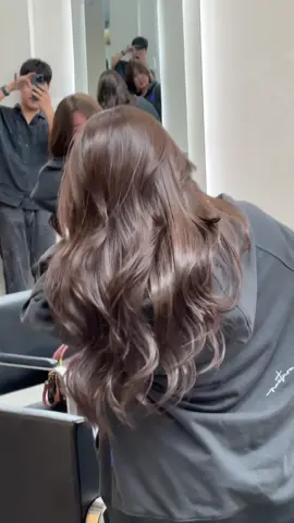 Nâu mocha phù hợp các loại da  nhuộm vào là xinh 🤪 #TikTokAwardsVN #naumocha #hottrend #trending #nhuộmtóc #saigon #hair #layer #tranhaihair #nâutay 