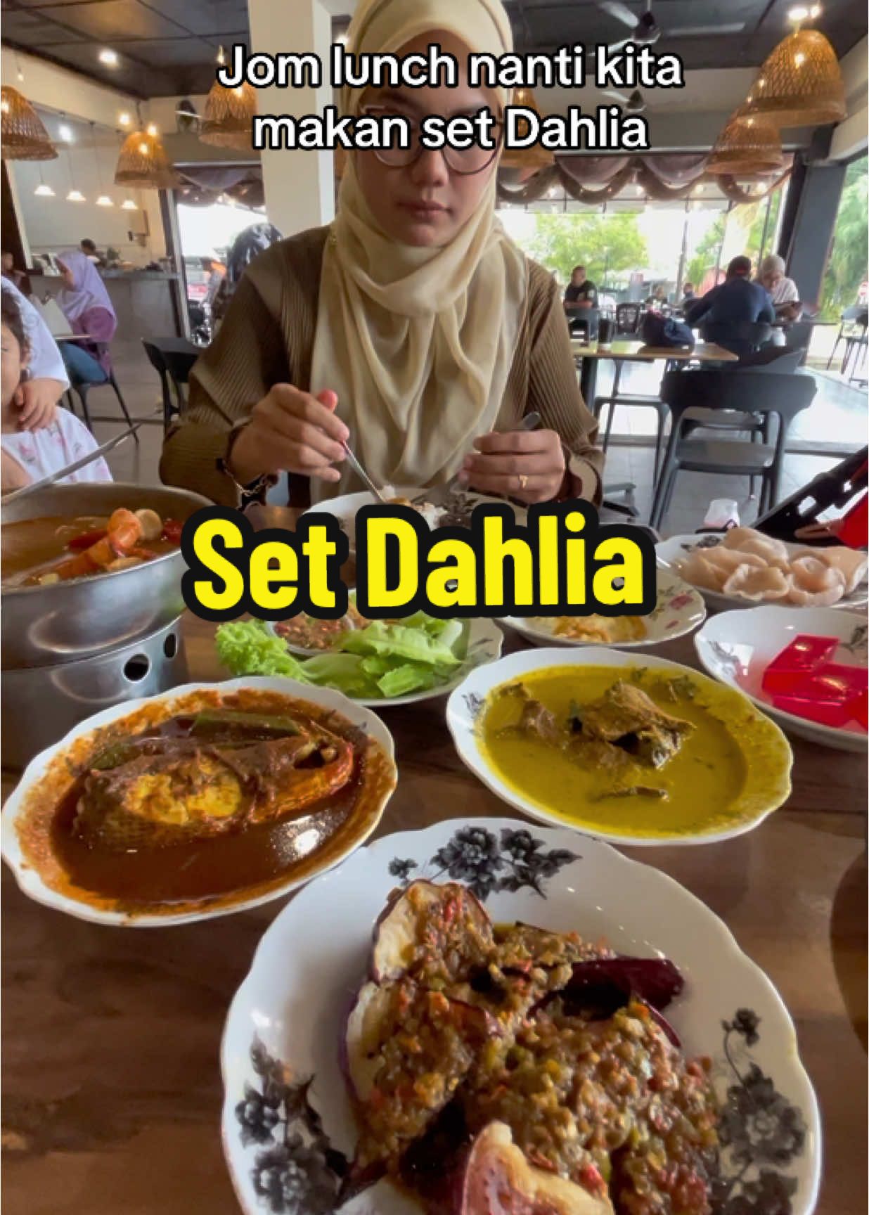 Set Dahlia dah include nasi dua pinggan tau,so tunggu apa lagi?Jom serbu lunch hour kat sini.#periukkampung #makanmakan #johor #gelangpatah 