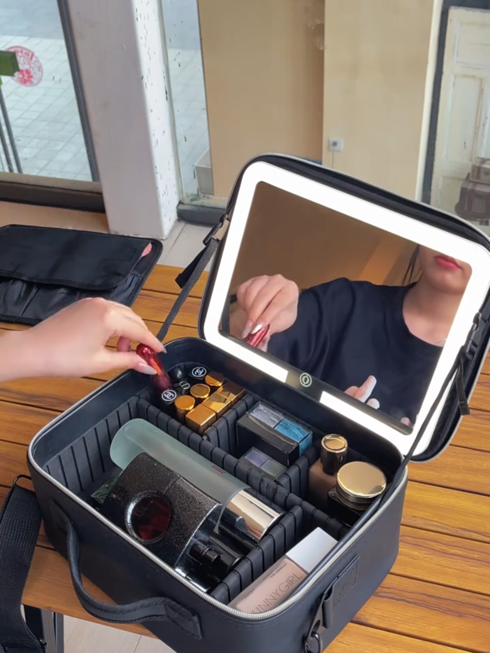 Tas makeup dengan lampu LED. #tas  #tasmakeup  #tasmakeuplampuled  #taskosmetik  #taskosmetiktravel  #taskosmetikalatmakeup  #makeupbag  #tempatmakeup  #wadahmakeup  #makeuporganizer 