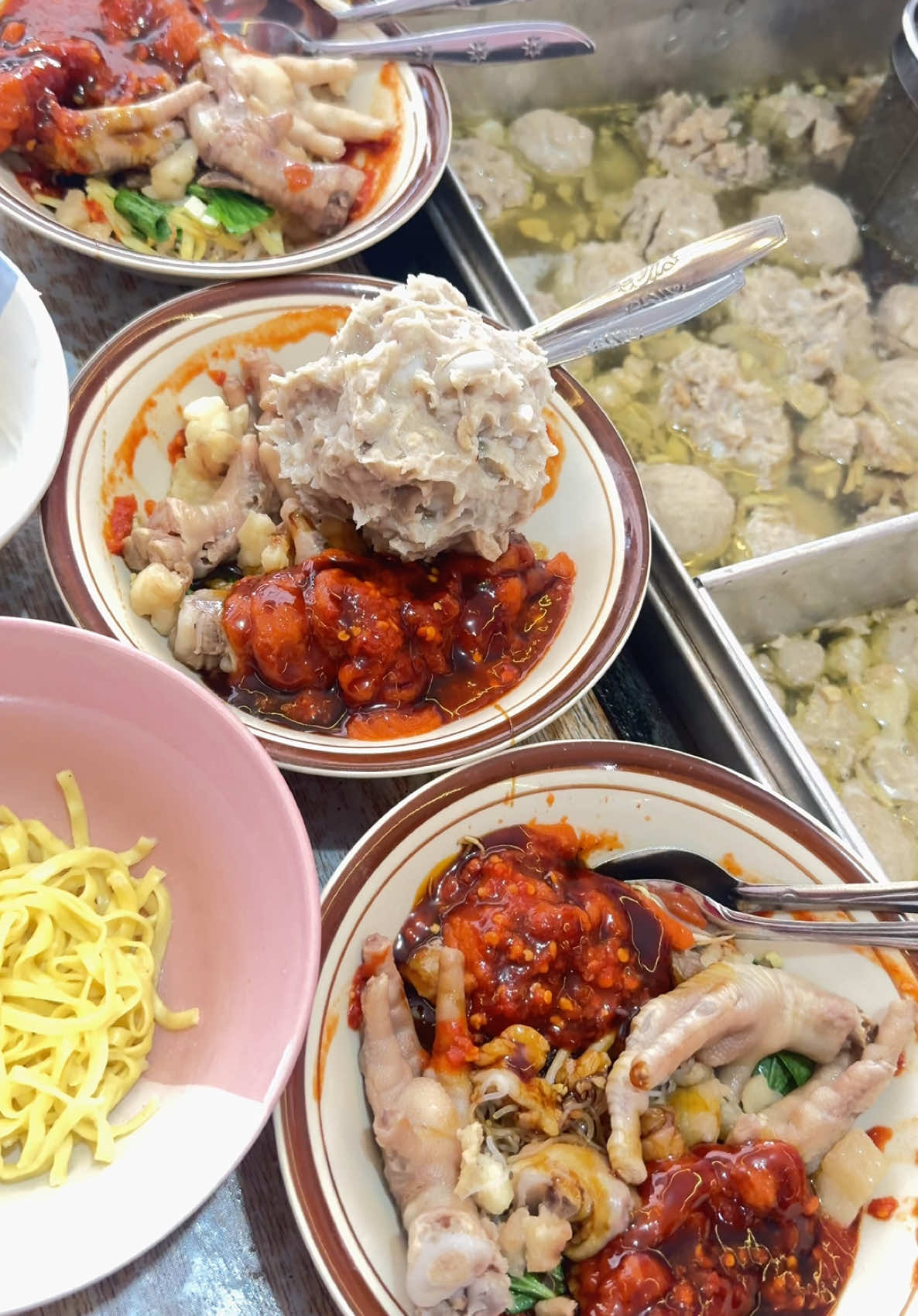 Baso Brutal yg ada urat, tulang rangu dan cincang di dalam nya cuman 25rb aja udah plus mie campur  , ceker tetelan cuma 5.000 🤤 #kuliner #kulinerbandung #bandung #bakso #baksojumbo #baksobrutal #baksoviral #baksobandung #baksopedas #kedaibaksodoluckfood 