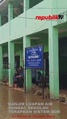 republiktv,- Aktivitas belajar mengajar di SD Negeri Pekauman 1 Martapura Timur Kabupaten Banjar, terpaksa dihentikan karena banjir, Jumat (17/1/2025). Pihak sekolah terpaksa menerapkan sistem Belajar Dari Rumah (BDR) hingga menunggu banjir surut. #banjir#banjir2025 #sungai#martapura#banjar#kabupatenbanjar#martapuratimur#pekauman#pekaumanmartapura#sd#kalsel#sekolahdasar