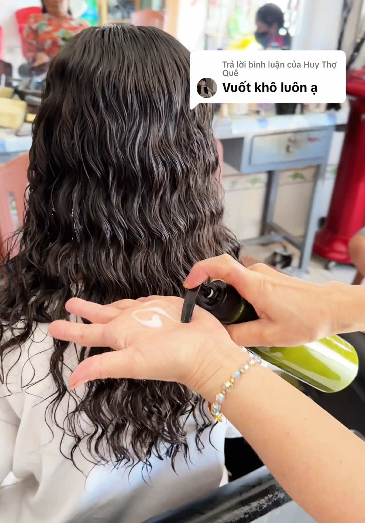 Trả lời @Huy Thợ Quê Dạ tóc ẩm ẩm rồi mình thoa lên giúp em, gel Karseell dành cho những mái tóc xoăn, hippie, xù mì các loại ạ... 🥰 #xuhuong #affiliatemarketing #xoanhippie #tocxoan #samtetbaovui 