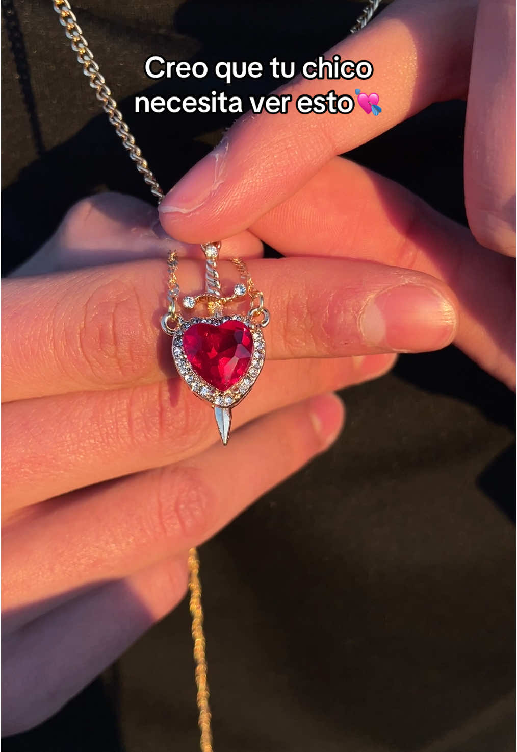 Conjunto colgante corazón y espada para pareja ❤️#heartyblade #corazonyespada #conjuntocolgante #conjuntopareja #sanvalentin Creo que el chico de la persona que está viendo este vídeo necesita ver el vídeo ya que este colgante a conjunto de pareja de corazón y espada es muy importante para una relación por que tiene un significado. También es perfecto para regalar en san Valentín y es el mejor regalo de pareja.