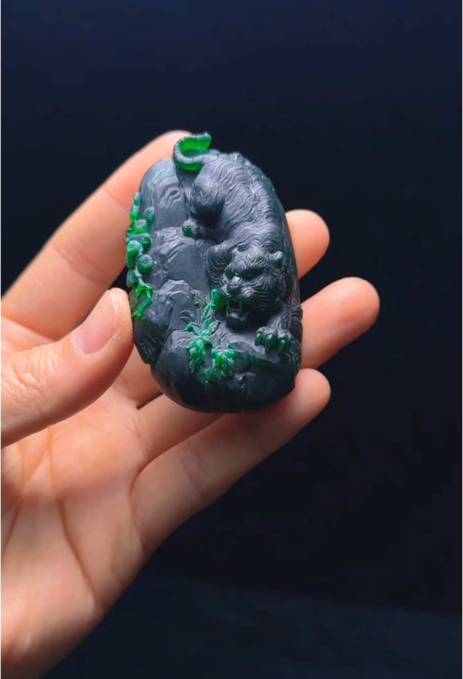 內地粉絲朋友來料加工 翡翠雕刻 老藍水隨形料下山虎#雕刻 #雕刻艺术 #雕刻家 #雕刻師 #翡翠雕刻 #翡翠 #老虎 #下山虎 