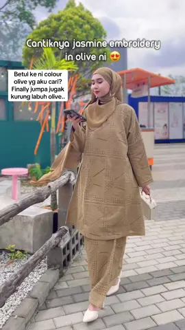 Cantiknye color olive ni.. Confirm mak setuju nak sedondon color ni.. Labuh dah okey dah.. Ok la korang sape berkenan cepat2 tekan beg kuning ye.. #TikTokLIVE  #LIVE  #fyp  #Kurungemboidery  #bajuraya2025  #kebayanyonyacantik  #kebayapareo  #LIVEhighlights  #bajurayatrendy  #bajuraya  #pareo 