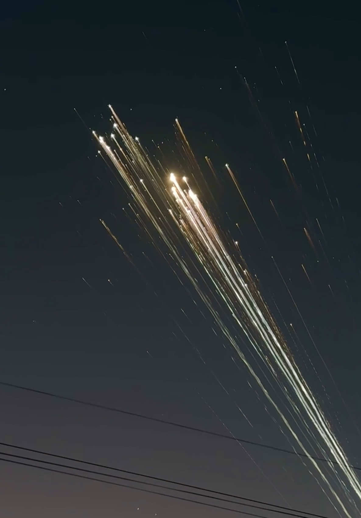 Replying to @Pari here’s the debris from #spaceX starship 7 explosion over turks & caicos without any writing or music 💕