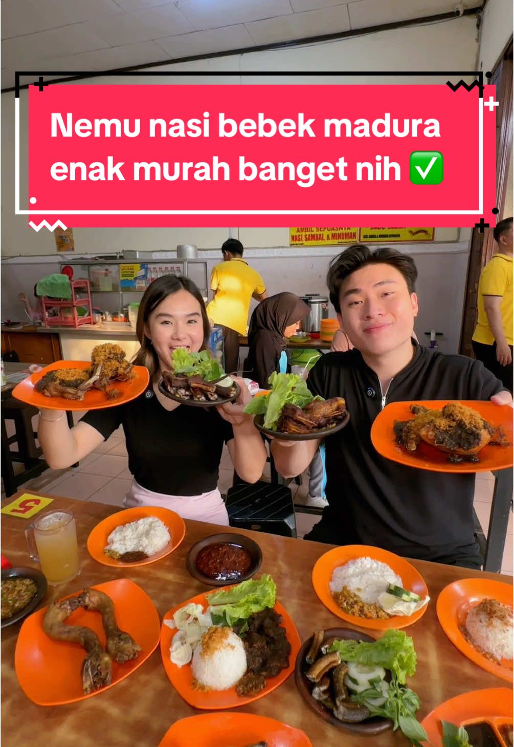 Akhirnya nemu lagi warung makan bebek madura yang enak puooll di Semarang. Menunya beragam, ada juga belut penyet & iga penyet, sambelnya itu juara, pedes nampol tapi nagih Yang mantep lagi disini nasi, sambal, minum bisa ambil sepuasnya, hargane murah cocok buat kalian yang emang suka banget masakan khas madura. Langsung merapat kesini kawan ✅ DAPATKAN FREE SOUVENIR DENGAN ME-REVIEW 