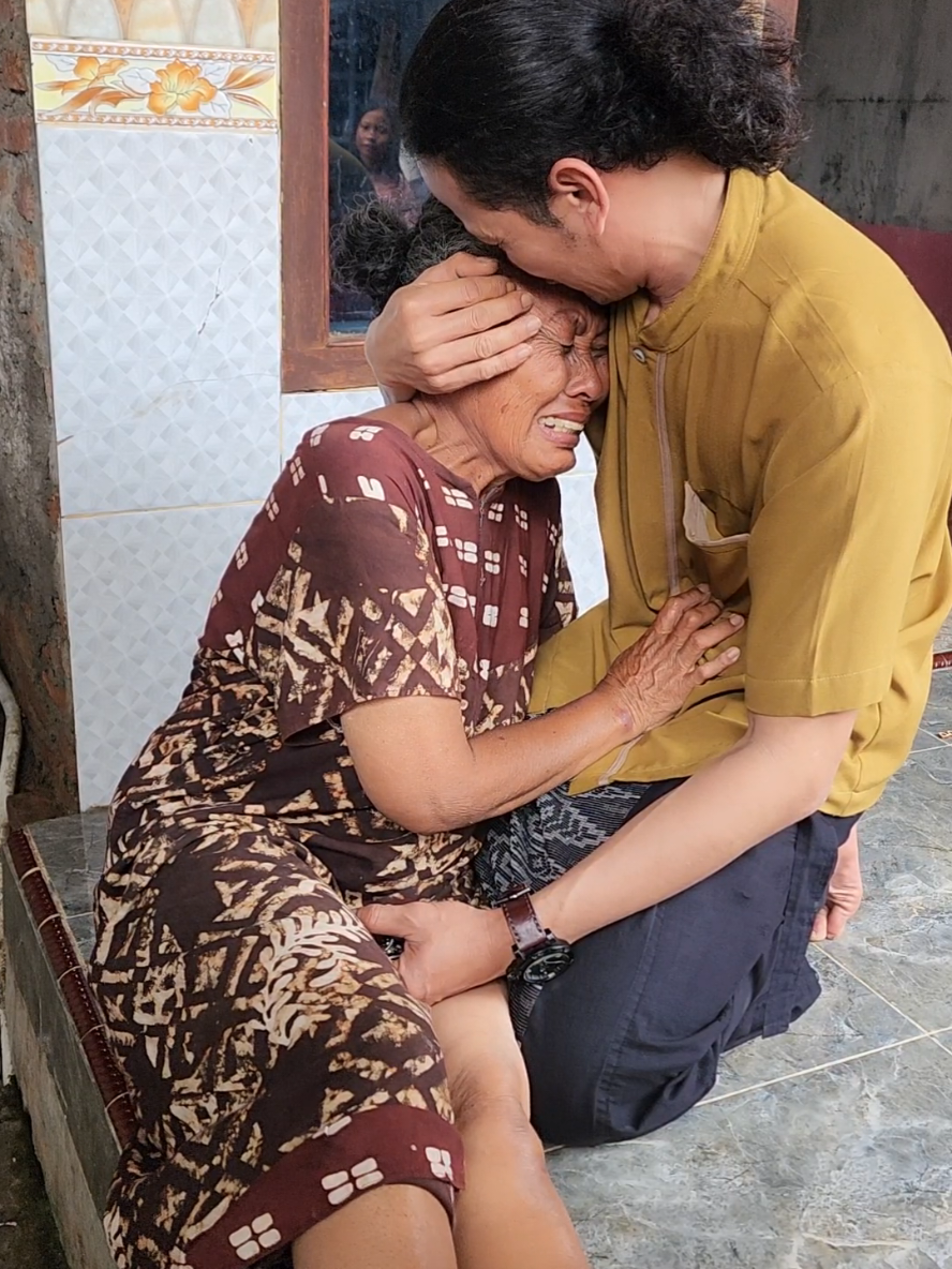 Maaf Bu aku cuti gak bilang bilang 🥺😭🫂 Sengaja Aku Bikin kejutan Buat Engkau Malaikat yang Paling aku sayang 🥺😭🫂❤️ ------------------------------ Aku Tau Bu engkau Sangat Rindu Padaku begitu pun aku Bu. maka dari itu aku memutuskan Ambil cuti kedua di kontrak pertamaku 🫂🥺❤️ --''''-------------''''------- 2 Bulan dirumah Aku bisa menikmati waktu bersamamu Bu❤️🫂🫰 ------''''''---------''''------ Sehat Sehat dan panjang Umur Bu 🫂 -------''-'''---'-'-''''' Syurgaku ada Padamu dan aku tak kan melepaskan surgaku🥺🫂🥺 ----------------------- Melewati dirumu aku gapai kesuksesan dunia akheratku 🫂❤️🤲____________________ Jaga Ibu kalian ya selagi masih ada . karena surga anak laki laki dan kesuksesan dunia akherat anak laki2 ada Pada ibunya 🥺 #cuti #sedih #tki #korea #tkikorea #tkitaiwan #tkimalaysia🇲🇾🇮🇩 #tkisingapura🇮🇩🇸🇬 #tkihongkong🇭🇰🇮🇩 #cpmi #cpmindonesia #cpmikorea🇮🇩🇰🇷 #ibuku #surgaku #masnda #wongcirebon #cirebontiktok #fyppppppppppppppppppppppp #xybca #fypシ゚viral🖤tiktok #kejutan #surprise 