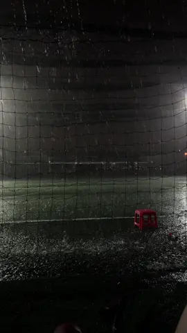 đá banh mùa mưaaa 9g đêm có nên ra mưa đá kh fennn..