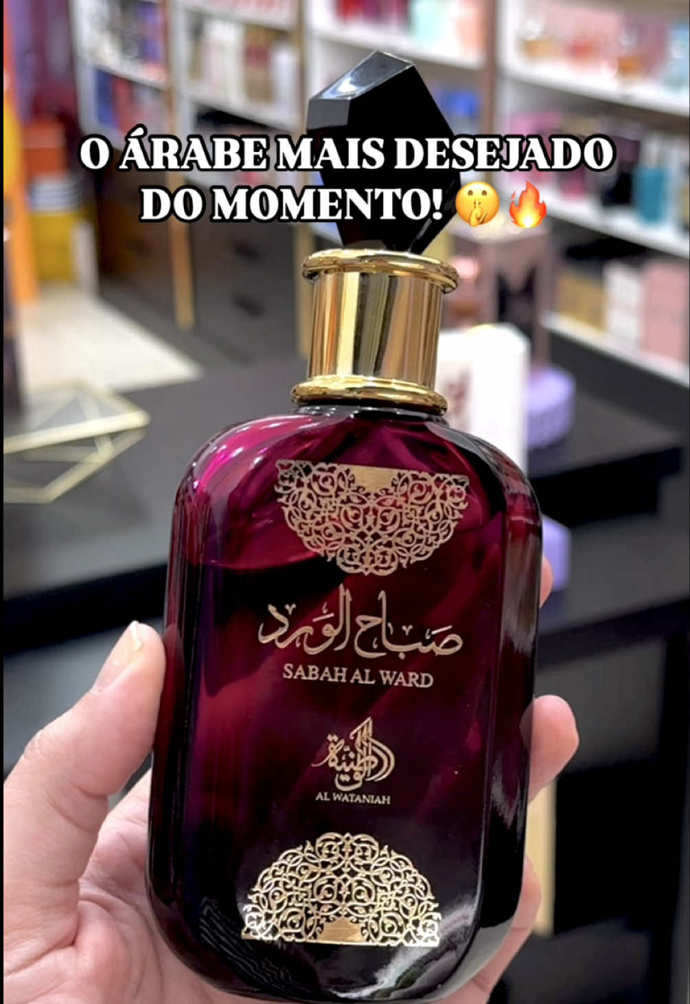 SABAH AL WARD: o perfume que vai despertar todos os sentidos. Uma mistura irresistível de sensualidade, sofisticação e mistério, perfeita para quem quer deixar uma marca única por onde passa. ✨ Quem usa, se apaixona. Quem sente, não esquece. Experimente o segredo mais desejado!  LOJA FÍSICA 👇🏻 📍estamos localizado no shopping Uptown, Avenida Ayrton Senna 5500 - bloco 7, loja 103. 🛒 Compre pelo link da bio.  💳  Parcelamos em 6x sem juros.  🛵 Entregamos em todo Rio.  🇧🇷 Enviamos para todo Brasil. #sabahalward #perfumesedutor #perfumearabe #perfumesarabes #perfumefeminino #perfumelovers #perfumeshop #perfumes #perfume #colecaodeperfumes #perfumolatras 