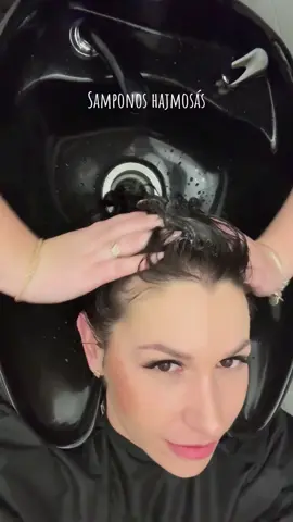 Hogyan segít sérült esetleg száraz hajadnak a Joico 4 lépéses hajújraépítő kezelés?💇‍♀️✨  ➡️Clarifying Shampoo – Mélytisztítás Alaposan eltávolítja a szennyeződéseket, zsírt és termékmaradványokat. Lúgos pH-ja megnyitja a kutikulát, hogy a haj felkészüljön a mélyebb ápolásra. ➡️Cuticle Sealer – Kutikula lezárás Kiegyensúlyozza a haj pH-értékét, lezárja a hajszál külső rétegét, és megakadályozza a szöszösödést.  ➡️Reconstructor – Újraépítés és erősítés Ez a fehérjében gazdag kezelés mélyen behatol a hajszálakba, helyreállítja a sérült hajszerkezetet, és erősebbé, rugalmasabbá teszi. ➡️Intense Hydrator – Hidratálás Ez a lépés mélyen hidratálja a hajad, visszaadja a puhaságot, selymességet és ragyogást. Segít fenntartani a hajad optimális nedvességtartalmát. ✨Az eredmény✨ Gyönyörűen hidratált, erős, selymes és fényes haj! 💖 Ideális vegyileg kezelt, száraz vagy sérült haj helyreállítására. 🫶 #Joico #Hajápolás #Újraépítés #foryou #fy #hairdresser #2025 #fyp #tiktok #tököl #messy #fodrász #hungary #hair #szigethalom #szigetszentmiklós #for #joicohair #idopont #CapCut #foryoupag #f #foryoupage❤️ #fyp #egészséges 