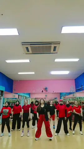 asek 💃💃 @Shofiyyah @ambarsofiandi @niniemartini12 @yani79096 @muaaas05 @cuttnayna983 @sritharri #zinyani #dance #zinyanitjg #zumba #garammadu 