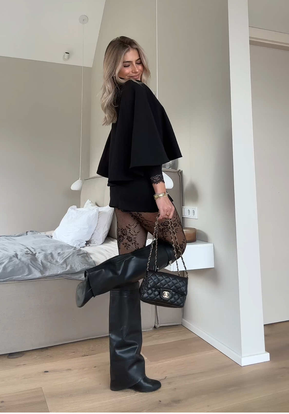 code: 9269/187/800 #zaracape #blackcape #zaraoutfit #zaramusthaves #zarastyle #winterfashion #itgirlaesthetic #itgirlstyle #outfitinspo #outfitideas #stockholmstyle #stockholmgirls #scandinavianstyle #foryou #fyp #fördig #viral ig: schrosophia3
