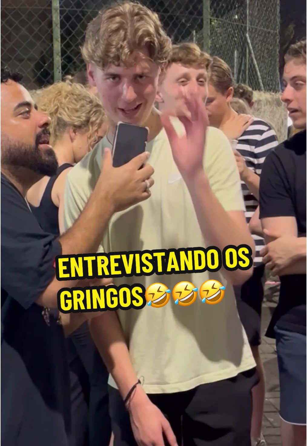 Entrevistando os Gringos!🤣 #rj #gringos #meme #humor #xandibarros 