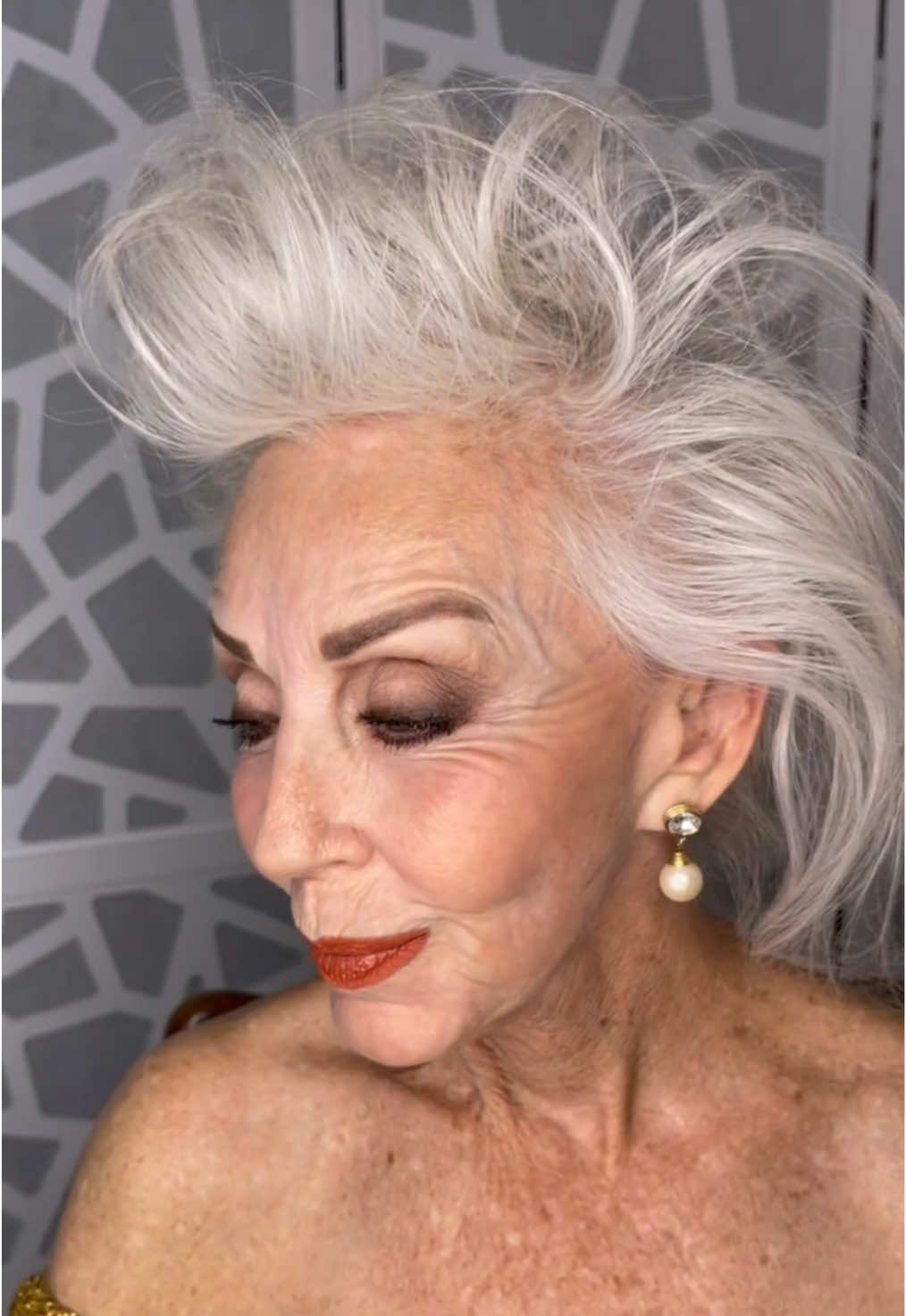 Never have I been hesitant in sharing with you that my complete makeup application is, indeed, quite a timely process. Let's create a brow  today! . Using “brow wiz”, “dip brow pomade” & the “Nouveau palette” by @Anastasia Beverly Hills ❤️❤️❤️ . #eyemakeup #makeupover70 #glamsession #getreadywithme