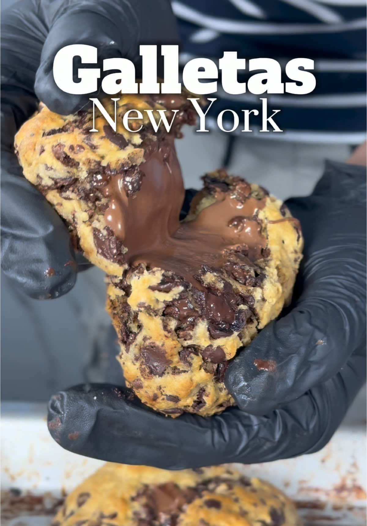 LAS GALLETAS MÁS FAMOSAS🍪🤤 Galletas NEW YORK, una explosión de sabores❤️en esta deliciosa galleta, y lo mejor de todo es que yo te regalaré la receta en la descripción✅✨ Dime en los comentarios que te pareció esta deliciosa galleta🤤🤔 Receta de galletas New York  113gr mantequilla sin sal  113gr Azucar morena  113gr de azucar blanca 12gr vainilla 5gr sal fina 7gr polvo para hornear  7gr bicarbonato  2gr de canela  2 huevos  300gr harina de trigo la PAMPA  160gr chispas de chocolate con leche  160gr chispas de chocolate semi amargo #galletas #galletasnewyork #newyork #viral_video #viralditiktok #viralvideos #tutorial #tips 