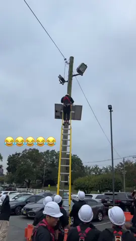 #scared #school #electrician #pole #funny #comedyvideo #viral #viralvideo #imcrying #😂😂😂 