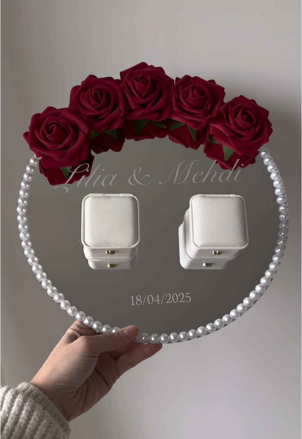 Découvrez les étapes de création des portes alliances faits main, pensés pour sublimer chaque détail de votre cérémonie. 💍 🌸 Formats disponibles : 	•	Grand format (30 cm) : Idéal pour ajouter une phrase symbolique, des écrins ou un détail personnalisé qui vous tient à cœur. 	•	Petit format (20 cm) : Minimaliste, Parfait pour les prénoms des mariés et la date de votre union. 🌸 Écritures : 	•	Gravure (avec supplément) pour une finition élégante et durable. 	•	Stickers pour un rendu tout aussi beau et plus accessible. 	•	Choisissez la couleur des fleurs pour harmoniser avec votre thème. Chaque porte-alliance est conçu avec soin et passion pour immortaliser votre amour. 💕 📩 Contactez-moi pour créer ensemble un souvenir unique à votre image !  #nikkah #mariage #casamiento #Hochzeit #زواج #matrimonio  #huwelijk #Evlilik #portaanillos ##casado#ringholder #حامل الخاتم #Ringhalter #portealliances #Personalisierung #personalización #personalization #hlel #fiancailles