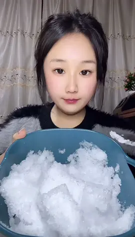 spoonfuls of blended white ice . #1heartice #2heartice #icelover #viral #icelovers #ice #asmr #iceeatingsound #iceeatingvideos #whiteiceeating #whiteice #iceeatingasmr #crunchyice #crunchyiceeating #crushedice #crushediceeating 