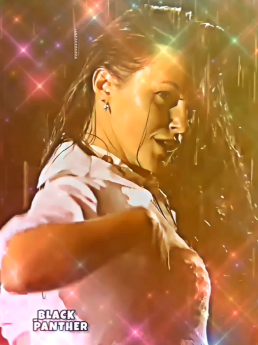 Nunca gostei de dançar a música que os outros querem que eu dance... Eu danço os meus próprios passos, o ritmo sou eu quem faço... Eu desde que nasci tenho sido amante do silêncio... Não estou aqui a ostentar vida apenas para a aproveitar o que tem para hoje... O incerto do amanhã talvez eu viva mas meus olhos estão estendidos para o horizonte, do agora. Amanhã eu não conheço, ando ocupada demais com a vida que se passa aqui dentro. Eu não empurro nada, eu não forço amizades, sorrisos e muito menos amor... Eu fingo demência e sigo o baile, só isso. E aqueles que andam comigo, por favor não andem na minha frente, nem nas minhas costas, andem ao meu lado, vamos juntos mudando os passos... Dois para a frente, um para o lado, e vez ou outra, um só para trás, para que no mundo sejamos diferentes e não cópias. A vida é uma dança, quando uma porta se fecha outra se abre, quando um caminho termina, outro começa... Nada é estático no universo, tudo se move sem parar e tudo se transforma sempre para melhor. Embora os caminhos sejam diferentes, estamos todos seguindo na mesma direção, em busca da mesma luz. Cria o teu próprio ritmo, e dança sem medos do amanhã.  #_blackpantherofficial #pation #Love #fypシ゚ #fyp  #foryouu #world #peace #recomended #seduction #viraldance #georgekopaliani #justlive 