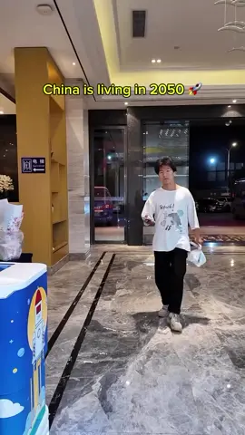 Room service reimagined! 🚪✨ @shenpoptech delivery robots bring you everything you need—meals, drinks, or essentials—right to your door, effortlessly and efficiently. Say goodbye to waiting and hello to seamless service, available 24/7 to make your stay as comfortable and convenient as possible. This is room service, the smart way. 🍽️🤖 #roomservice #smarthospitality #effortlesscomfort #hotel #guest #hotelroom #robots #robotics #Tech #ai #artificialintelligence #doortodoor #delivery 