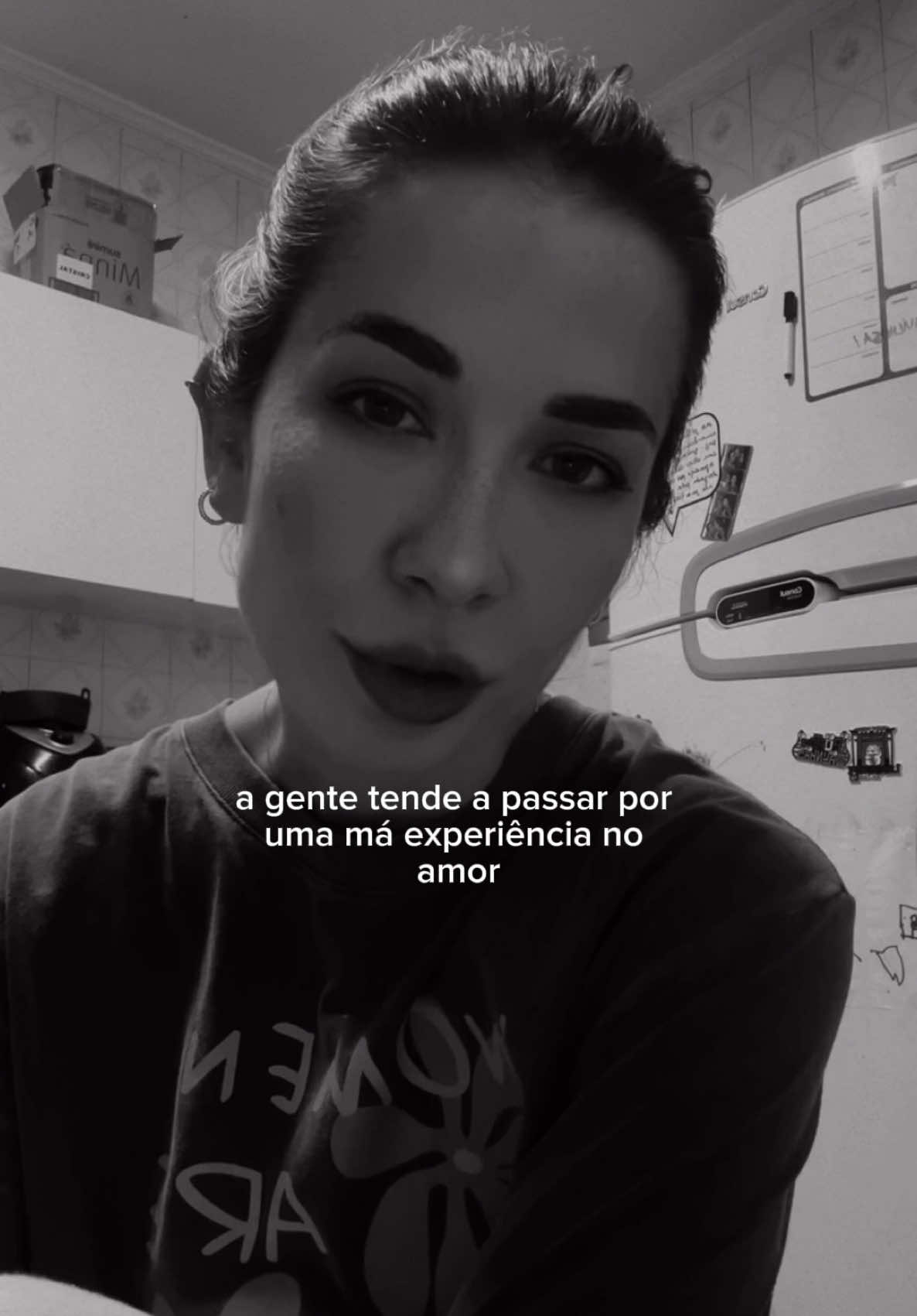 Saber ser sozinha, não é sobre se fechar. O luto, nossas reconstruções e a cura, são processos individuais que devem ser respeitados, acolhidos e cuidados. Só que a vida acontece quando a gente compartilha. Criar espaços de escuta, vulnerabilidade e confiança, são necessários para que nos sintamos seguras pra amar de novo. Seja com uma amizade ou um afeto, se abrir precisa fazer parte da cura. #amor #amorproprio #cura #fy #fyy #foryou 
