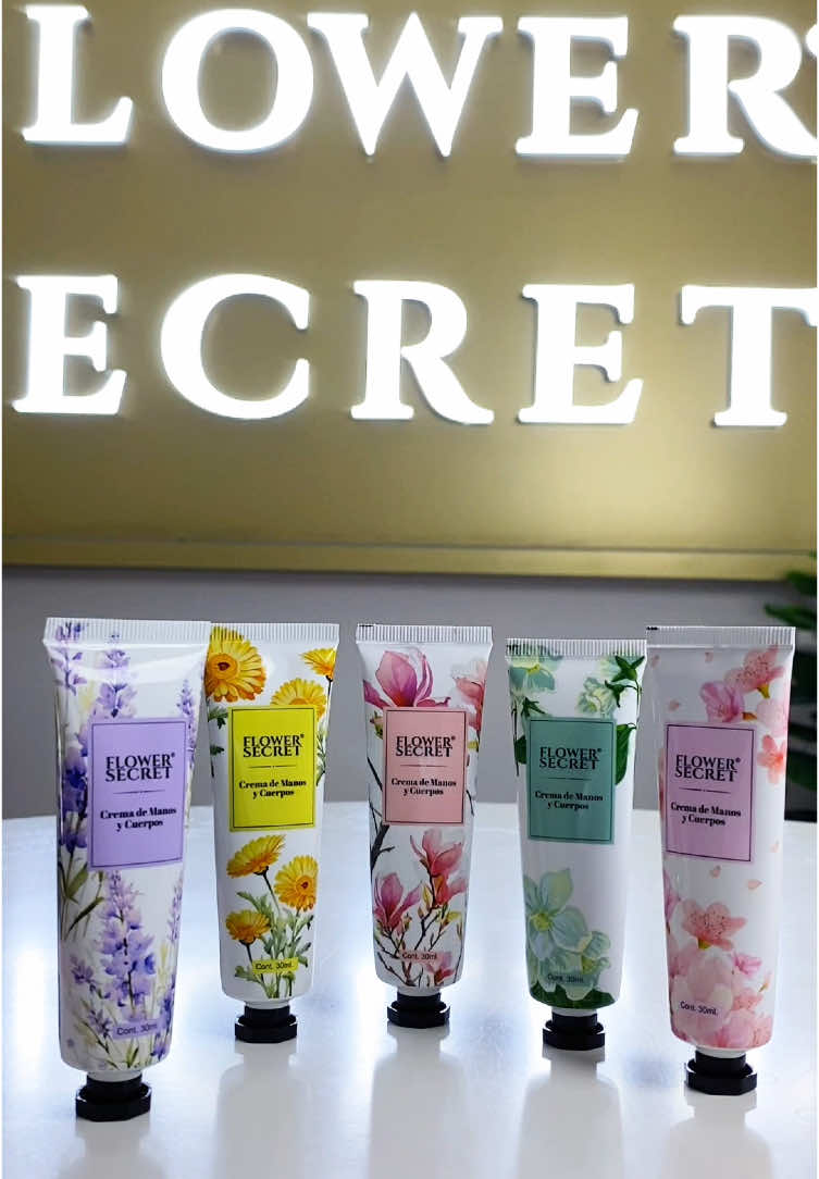 Hidrata y protege tu piel🌸🤩 5 variedades de crema para manos y cuerpo! Prácticas, aromáticas y siempre contigo☝🏼😊  Código:91HS Encuéntralas en nuestra tienda virtual www.xianzhu.cl o en nuestras tiendas fisicas en Santiago de Chile🇨🇱 Consigue la tuya hoy y disfruta de suavidad en cada aplicación 🥰 #cremademanos #cremadecuerpo #flowersecret #chile #cuidadopersonal #bellezaycuidado #hidrata #protege #brillos #xianzhu #mayoristas #pormayor #embalaje #emprendedor 