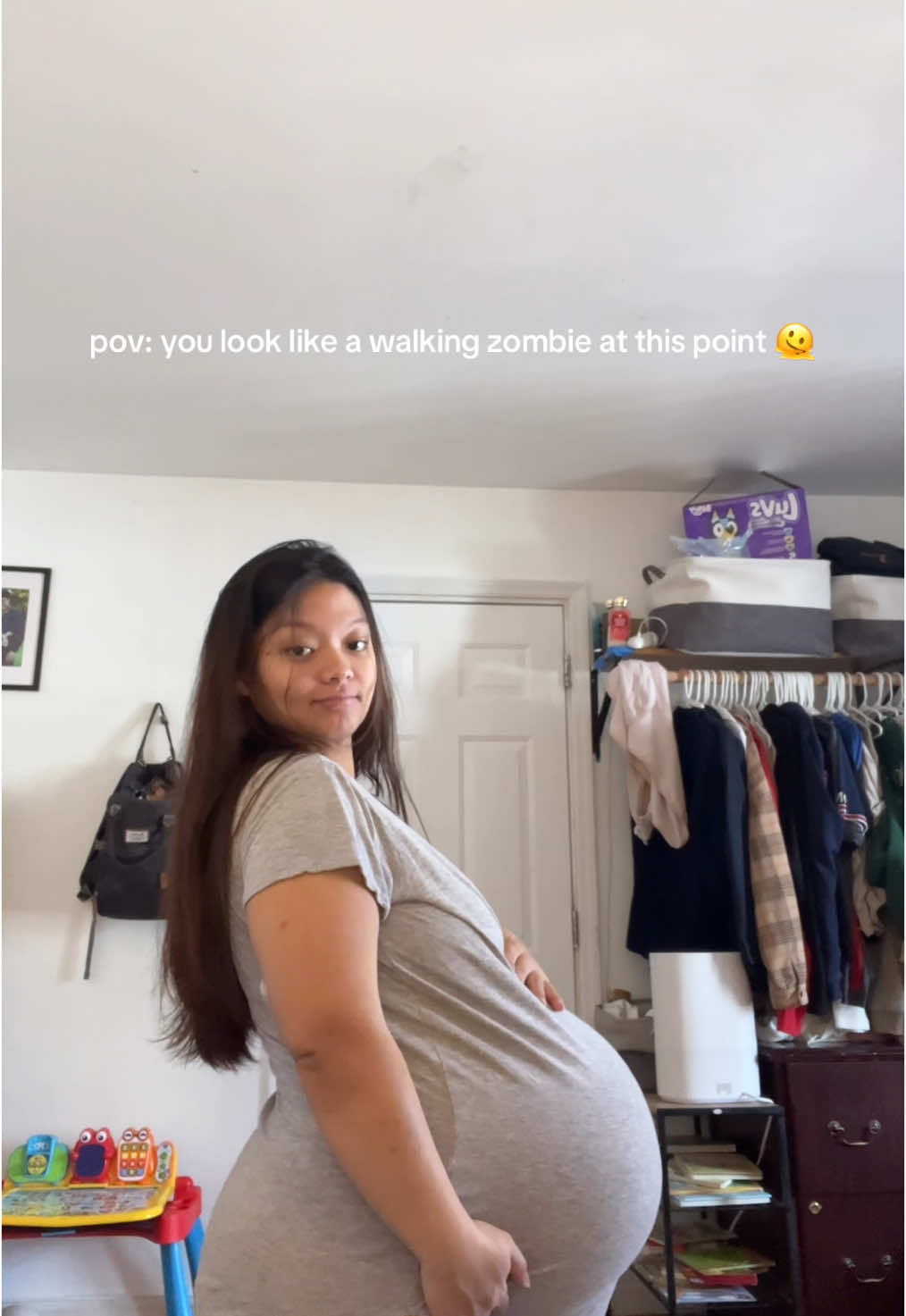 my babygirl was laughing at me on the side 😆 #MomsofTikTok #momtok #pregnanttiktok #pregnantlife #pregnantmama #twinpregnancy 
