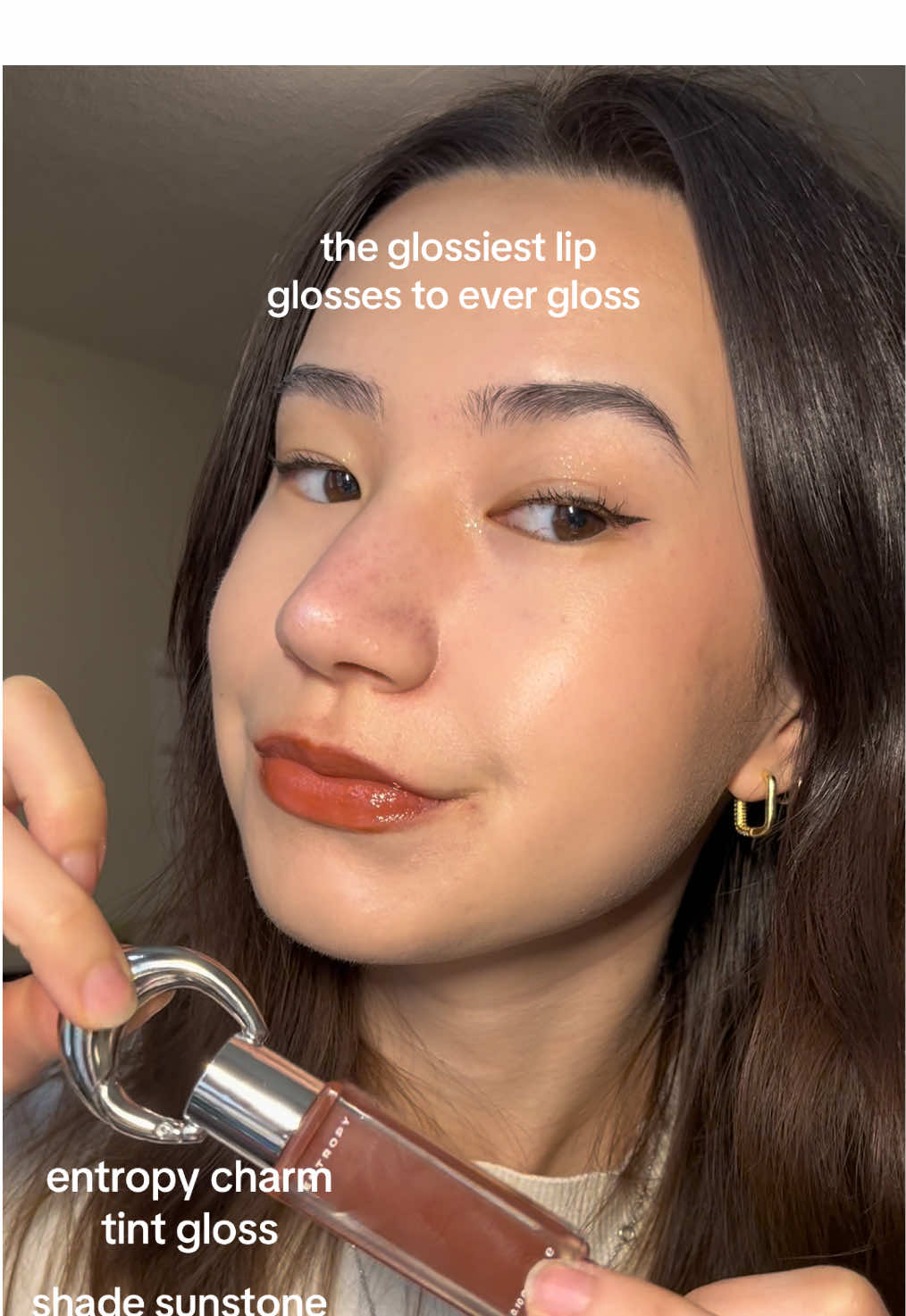 the shine is CRAZYYY 🤩@entropymakeup #entropymakeup #charmtint #glossytint #lipgloss #lipswatches #bestlipgloss #lipglossrecommendations #lipglossreview #lipproduct #makeup #gloss #glossy #tiktoklipgloss #ilovebeingagirl 