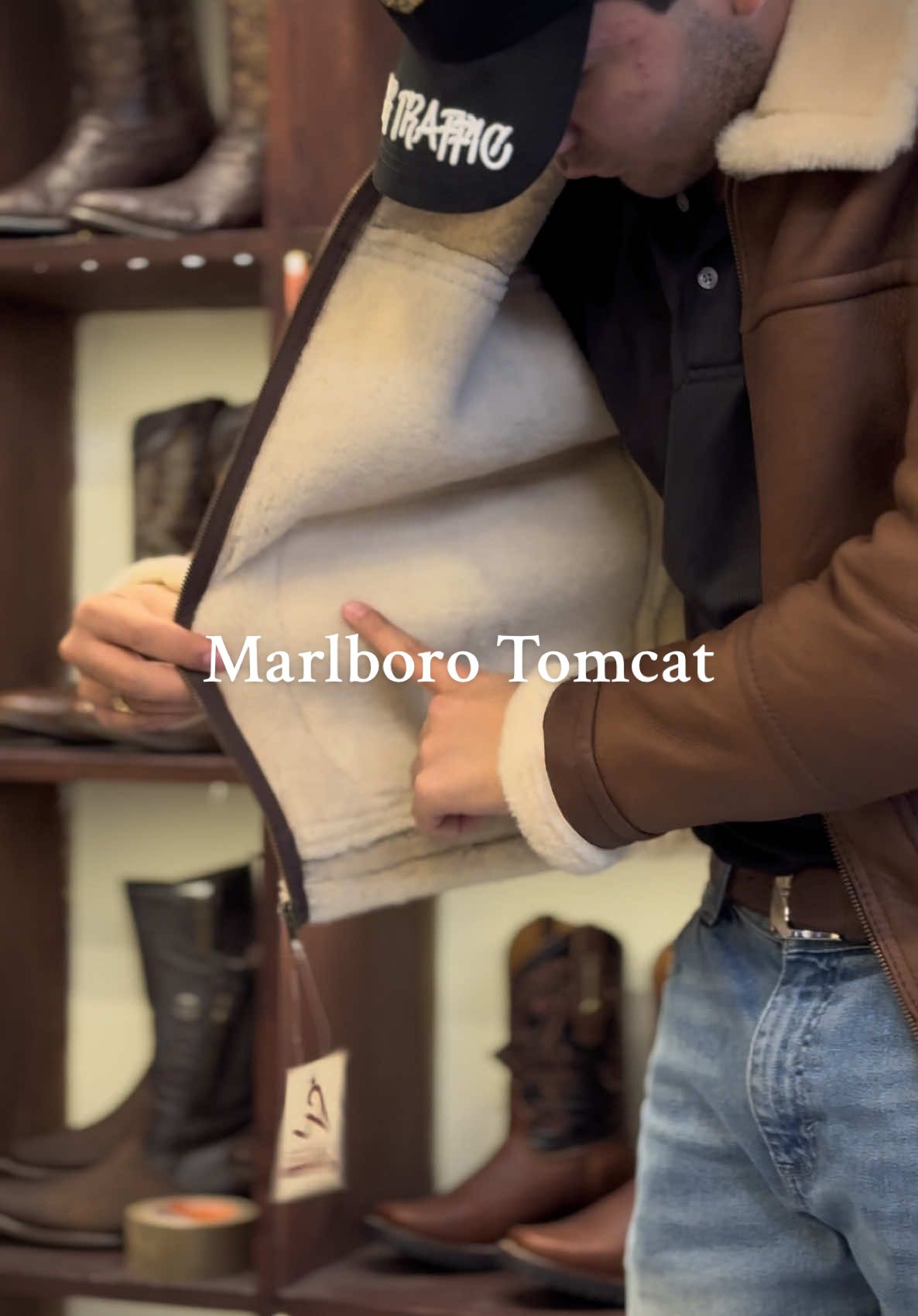 Marlboro Tomcat 🔥 #macíasboots #chamarrasvaqueras #tendenciavaquera #chamarrasdepiel #modamasculina #masculinity #vaqueros #pilot #westernwear #ropavaquera #cuadralifestyle #abrigo #frioooooooo🥶🥶🥶🥶🥶 #invierno #fyp #viral #parati #modavaquera #tomcat #vaquerosmexicanos #piloto 