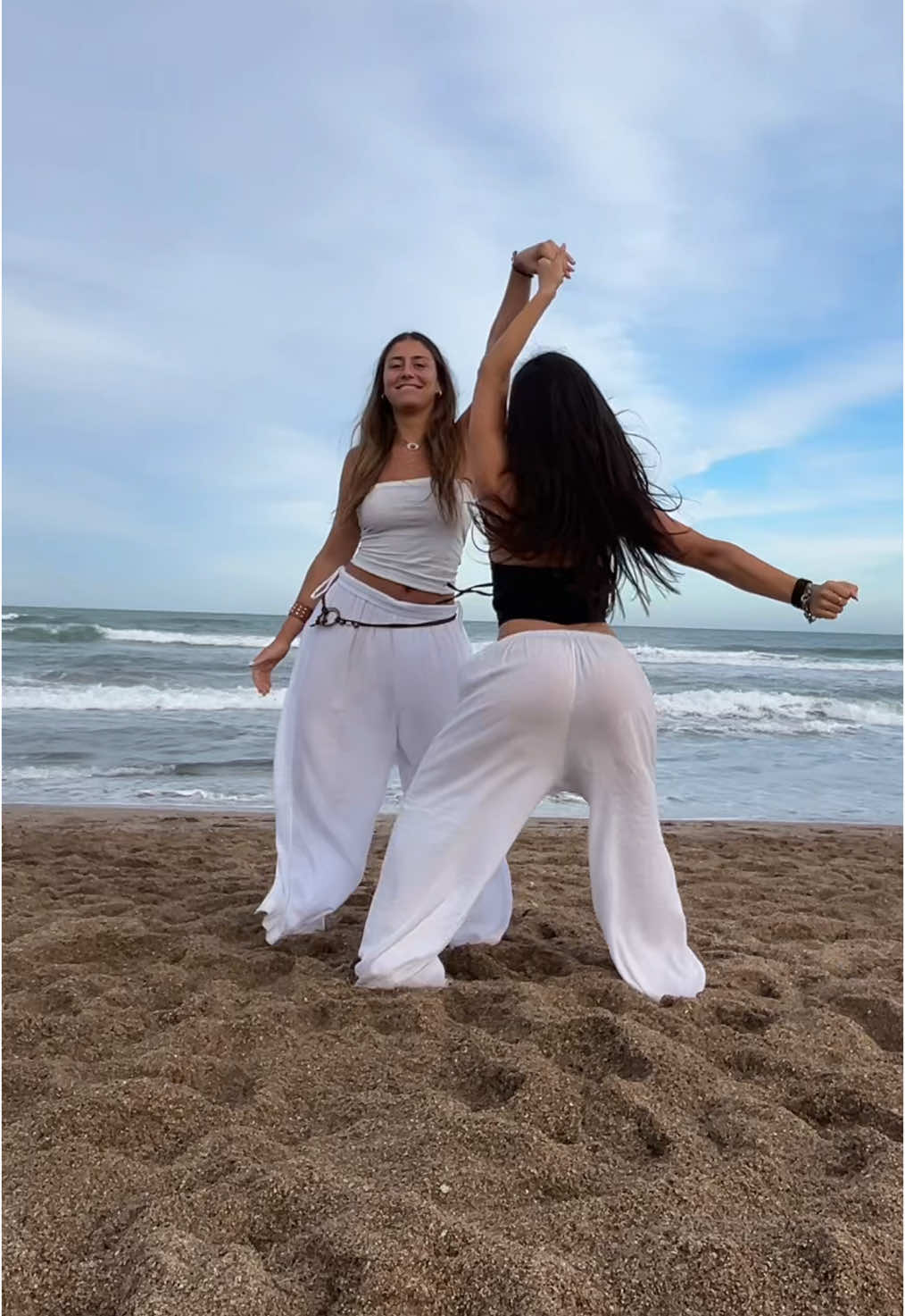 jajsjsja nuestro humilde intento de este tik tok! ayúdennos a hacernos virales que queremos canje!!!! #creatorsearchinsights #fyp #argentina🇦🇷 #parati #trend #dance #amigos #mardelplata #playa @nina ellenberg 