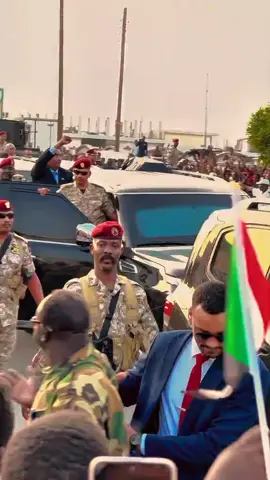 فخامة الرئيس عبد الفتاح البرهان  وحراسه الشخصي شاهين  من أخطر الحراس متدربين تدريب قاسي و ف بيئة قاسية الشخص الواحد منهم كفا ان يقاتل 100 شخص لوحده 