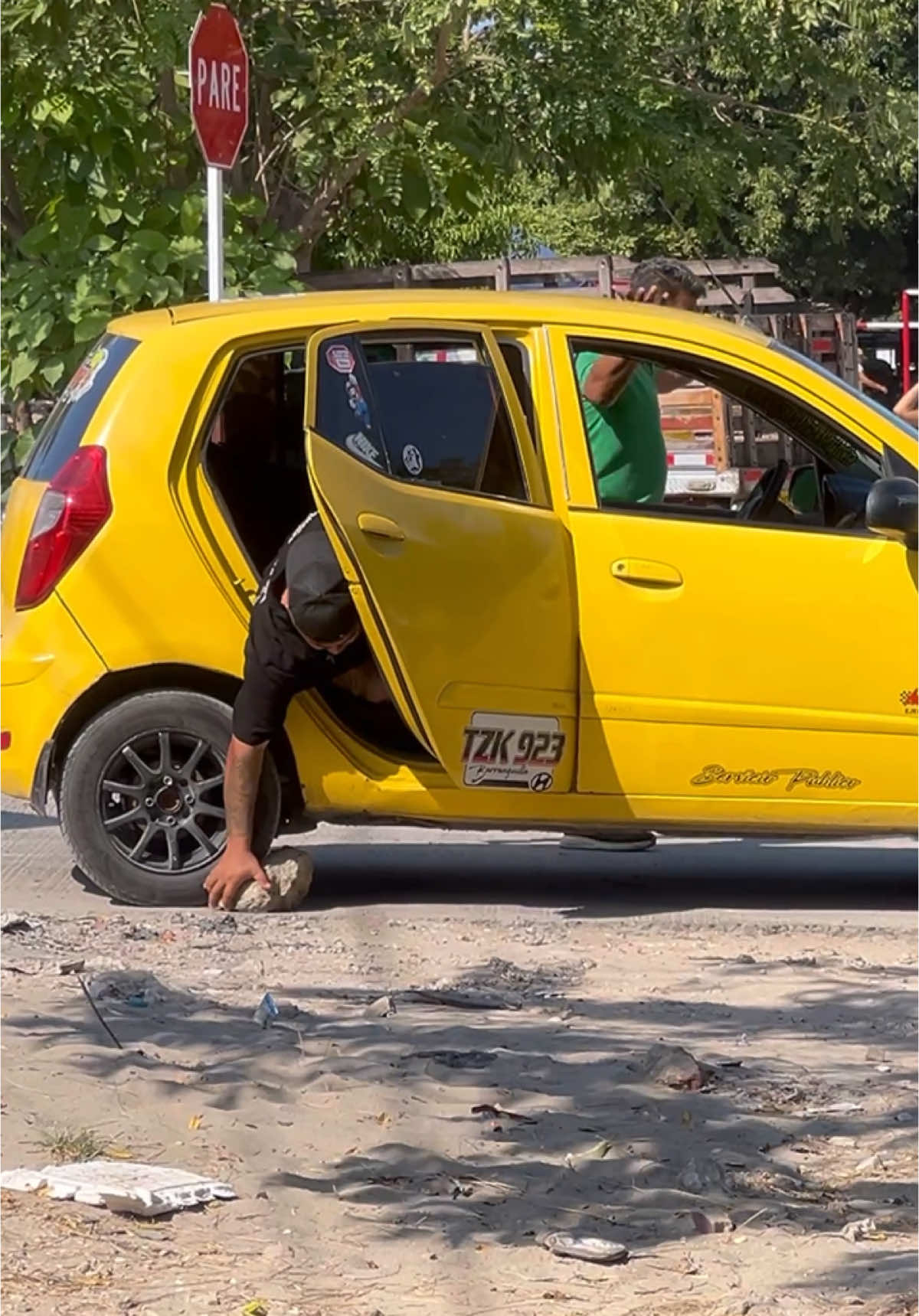El carro. Se. Freno 😂