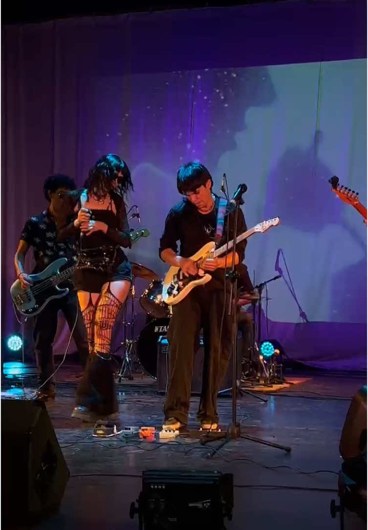 Oda a lo desastroso con 2+2=5 porque la perfomance te hace libre! #radiohead #cover 