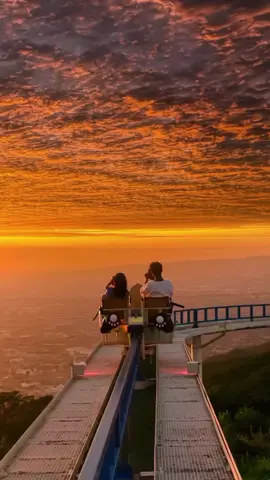 日が雲海の間から昇ると、人々の心はみんなロマンチックになる。最も美しい夕日とジェットコースター、この旅は本当に来てよかったと思える。生駒山遊園地。 #CapCut  #旅行攻略#旅をする #日の出日の入りの美しい景色 #日本旅行 #大阪 #日本の大阪 #日没 #サンセット飛車 