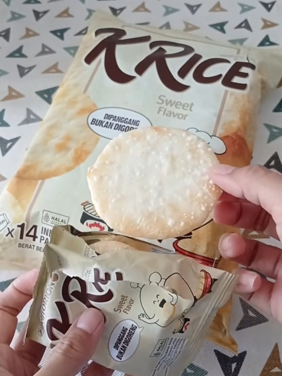 k rice crackers yuk cobain, renyahh banget dan enaaakkk  #ricecrackers #cemilan #krice #delfiorion #kricecrackers #snack #snackbekal #snackberas #cemilanviral #jajanantiktok #reviewcemilan #jajanan 