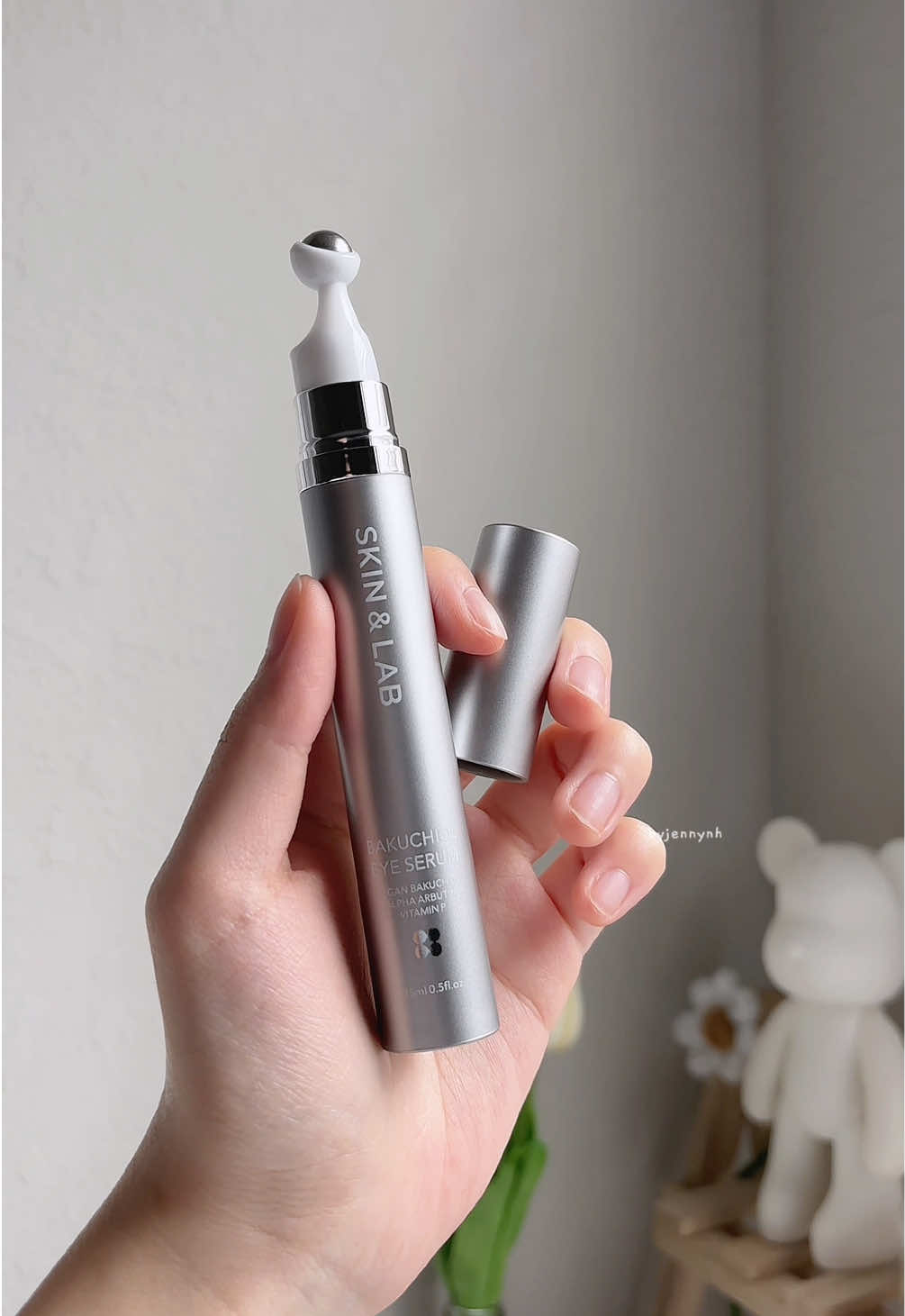 @skinnlab Bakuchiol Eye Serum I received this product for free from SKIN&LAB and Picky Infused with alpha-arbutin, bakuchiol and caffeine. The metal ball applicator allows you to massage product into eye area during application. Its nourishing gel-like texture leaves a refreshing and non-sticky finish. I really like the metal ball applicator because it’s also great for de-puffing my eyes in the morning. There’s a decent amount of product in here and it doesn’t feel sticky. - #pickyreview #gopicky #pickyxskinnlab #skinnlab #koreanskincare #kbeauty #skincare #eyecare @Picky Shop: @Picky Shop: 