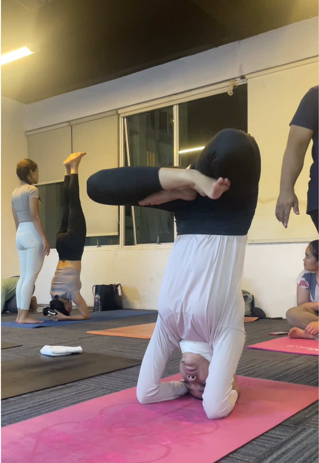 Ending the day upside down🤸🏻‍♂️ #yoga#inversion#inversionjourney 