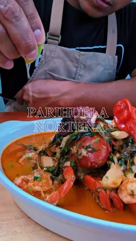 “si no te tumba, te levanta” La PARIHUELA es un plato con una historia única, elaborado por pescadores como una forma de sobrevivir a su dura lucha diaria con el mar. Se trata de un caldo que incluye diversos ingredientes, convirtiéndolo en un gran restaurador de energía. Puede prepararse utilizando corvina, cojinova, machete, cabrilla y se mezclan con mariscos para dar lugar a una de las sopas más deliciosas y revitalizantes de la gastronomía nacional. Aquí nuestra versión. INGREDIENTES 1 cucharada de aceite. ½ cebolla picada. 1 cucharada de ajo molido. 100gr de ají amarillo molido. 30gr de ají panca molido. 1 pescado entero, limpio (usamos cabrilla de 500 gr) 1 cangrejo limpio. 1 ½ litros de caldo pescado 50gr de conchas. 100gr de pulpo precocido 50 gr de hueveras. 100 gr de langostinos limpios. Sal al gusto. Culantro picado. 1 ají limo. Para acompañar: ají . Limón. y la guarnición de tu preferencia. #parihuela #gastronomiaperuana  #parihueladepescadoymariscos🦀🐟 #parihuelamixta🇵🇪 #cocinaperuana #ufflomassimopapá #juancocinagua #piura #mariscos #peru🇵🇪 