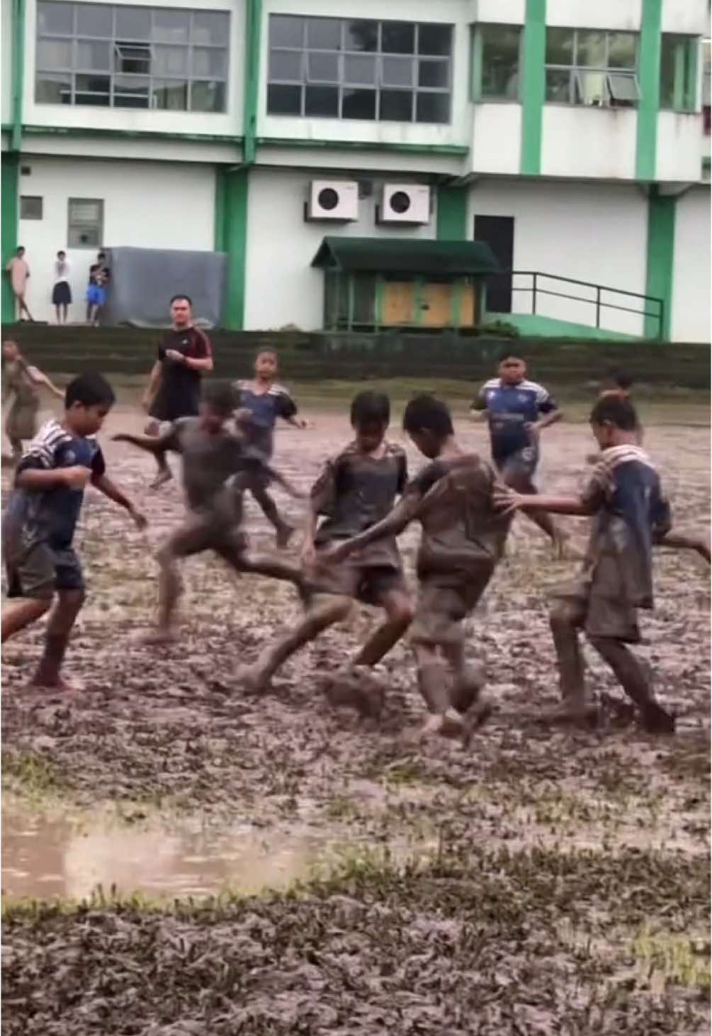 Napadaan sa game ng football..  Maputik man at walang tigil ang ulan, tuloy ang laban. Nakakaproud kayo mga bata!! Siguradong pati mga magulang at guro nyo sobrang proud sa inyo manalo man o matalo❤️🥹🤗🙌👏 POLILIO vs. SARIAYA #Football #Elementary #PalarongQuezon #PalarongQuezon2025 