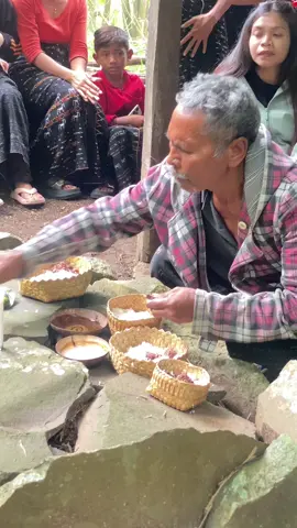 Penghormatan kepada leluhur (Bama Waka) yang dilakukan setiap Tahun di bulan Januari Upacara adat REBA Langa #budayaindonesia #nttpride🏝🔥 #ngada #kamiorangangada #warisanleluhur 