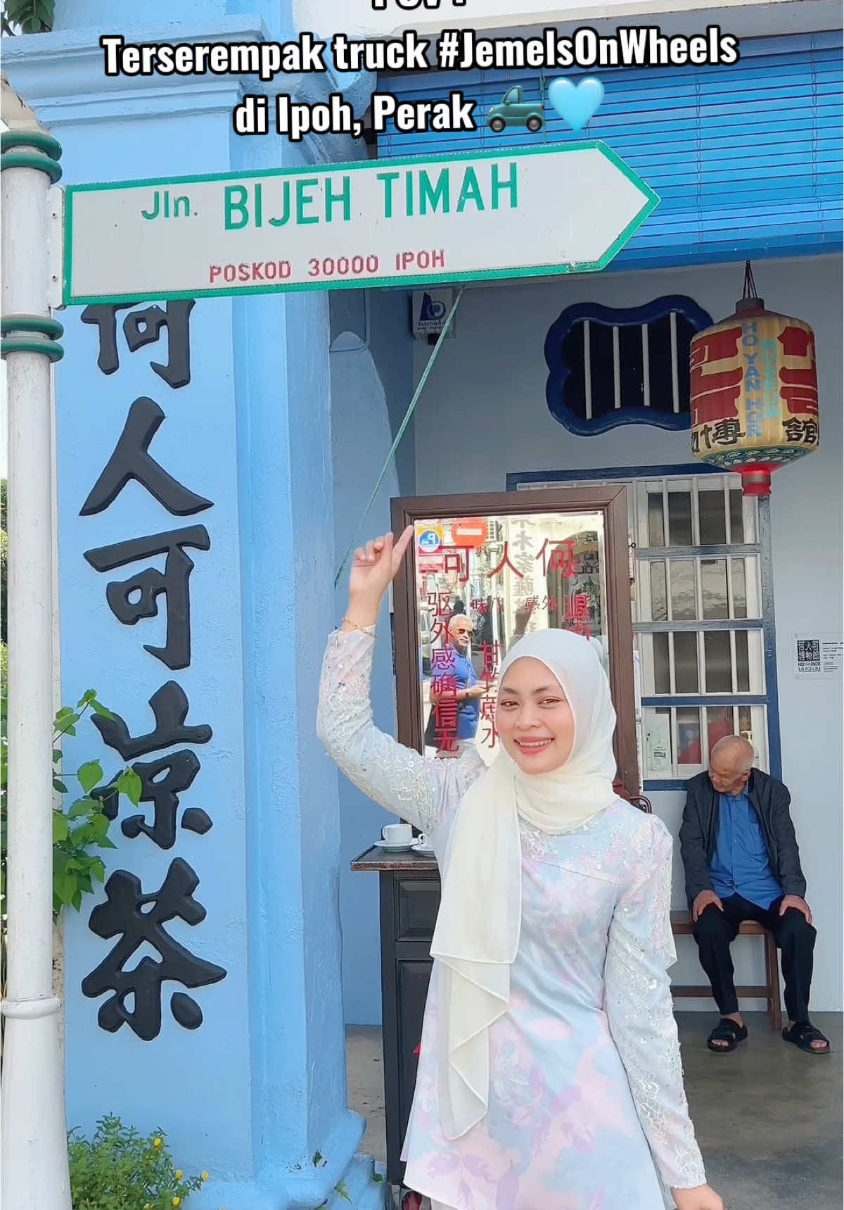 Jemels lovers di perak 🛻🩵, Kami dah bertempat di concubine lane sekarang. U guys boleh dtg bawa family sekali tau 😍🥰✨ #jemels #jemelslovers #jemelsatelier #jemelsonwheels #kurungmoden #kurungcantik #perak #fyp #fypage #fypp 