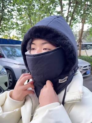 Chiếc mũ ba chức năng có thể giữ ấm khi đi xe đạp vào mùa đông thật sự rất tiện dụng.