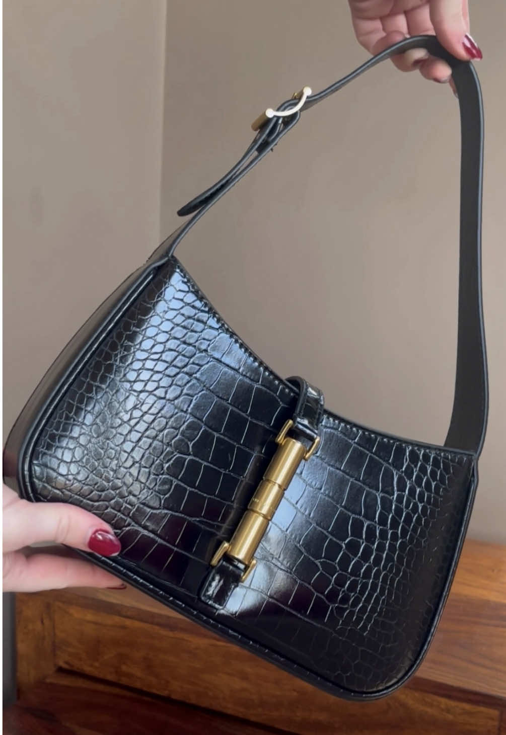 The Cesia in Croc-Effect has entered the chat 🫡 #shoulderbag #minibag #datenightoutfit #dinnerdate #TikTokFashion #fyp 