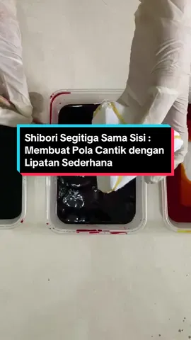 Pengen coba shibori segitiga sama sisi? Gampang banget, tinggal lipat kain jadi dua, lipat lagi sampai kecil, bentuk segitiga, dan rapikan! ✨ Hasilnya bakal kece banget pas dicelupin nanti!  Semoga kalian paham✨✨ #shibori #kreatif #fyp #fypシ゚ #fypdonggggggg #fylpシviralシ #batam 