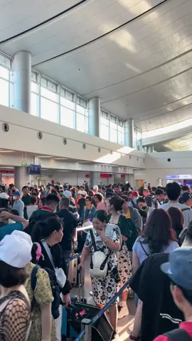 Sân bay Tân Sơn Nhất vào dịp Tết. 3 tiếng qua Hải quân. Vietnam AirPort only 2+ hours for security immigration during lunar new year 