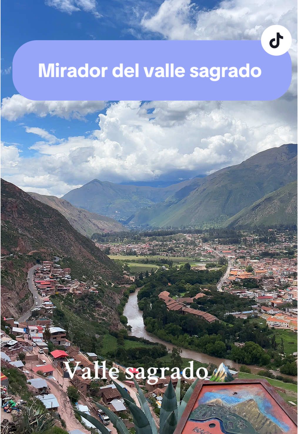 Mirador del Valle sagrado Urubamba- Cusco. 🏞️🏔️  📍Mirador de Urubamba  En la ruta Cusco - Urubamba una parada en este mirador y tendrás una increíble postal o video 😍 lo hermoso de esta temporada y color del paisaje #urubamba #urubamba_cusco #vallesagrado #cuzco #cusco_peru🇵🇪 #mirador #miradordeurubamba 